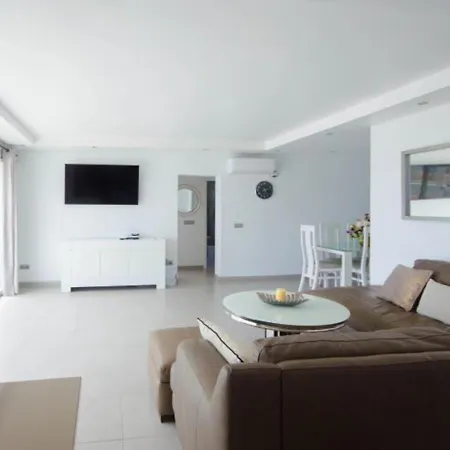 Villa De La Popa - Beachfront Estepona